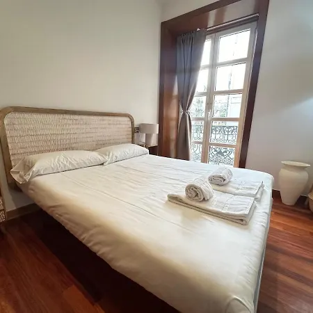 Apartment With A Balcony, Downtown, Free Parking By Ybh Vigo