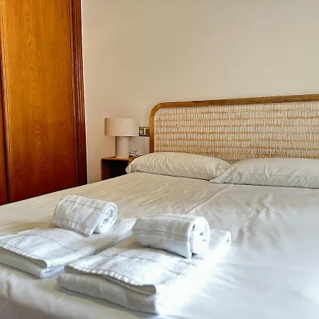 With A Balcony, Downtown, Free Parking By Ybh * Vigo